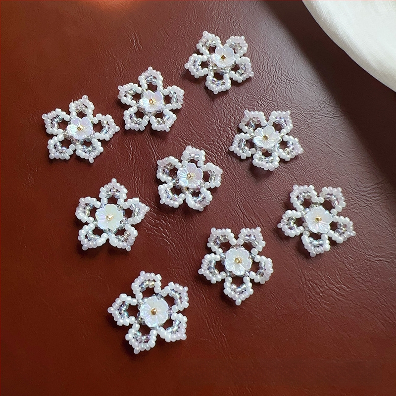 Broșă-clips florală din mărgele de sticlă, design fulg de zăpadă, croșetată manual, personalizabilă, ambalaj individual