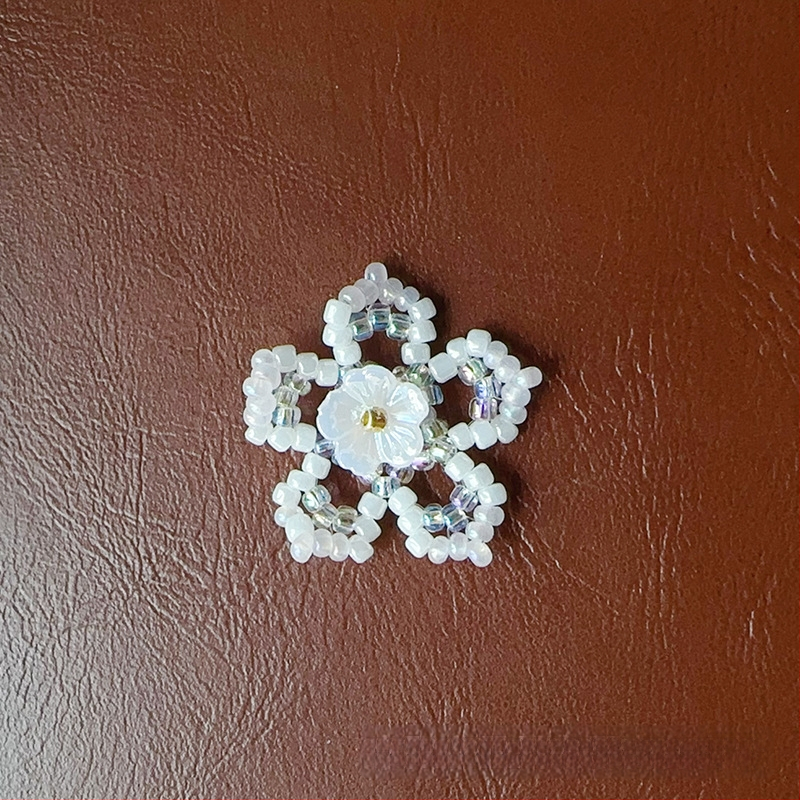 Broșă-clips florală din mărgele de sticlă, design fulg de zăpadă, croșetată manual, personalizabilă, ambalaj individual