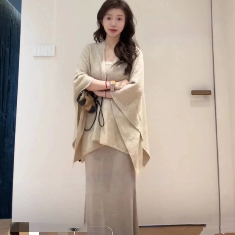 Vilnonė pelerina šalas su įstrižine sagtimi