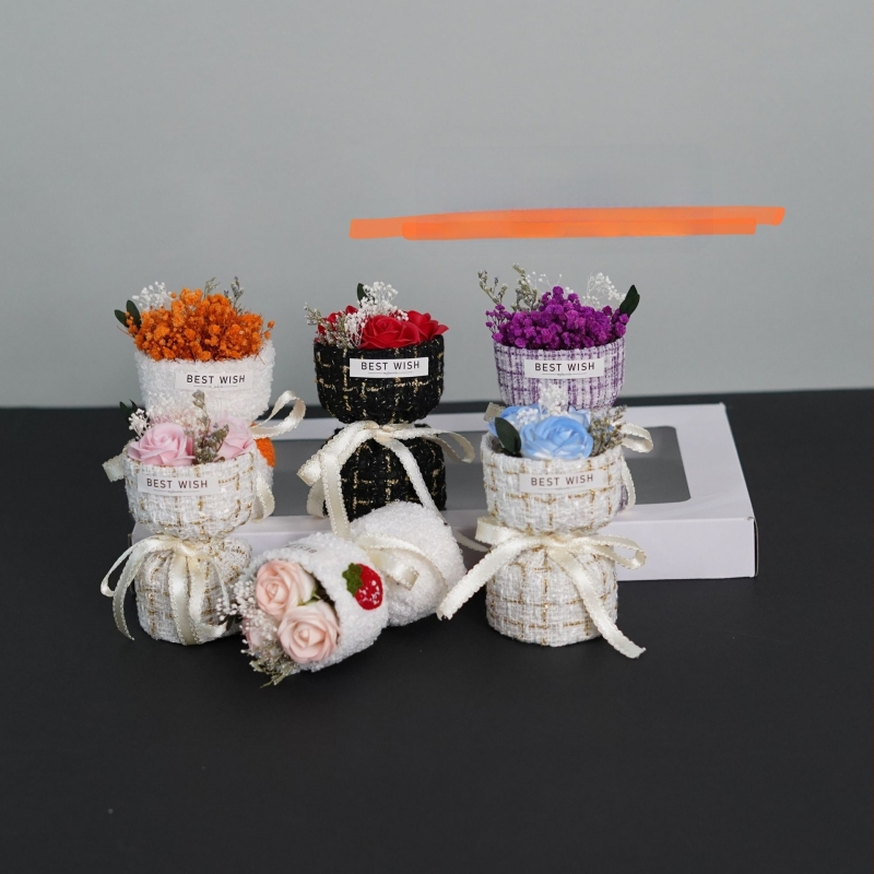 Mini buchet de trandafiri într-o cutie cadou cu flori de săpun — stil coreean, varietate de trandafiri, gata pentru cadou, cadou pentru festival