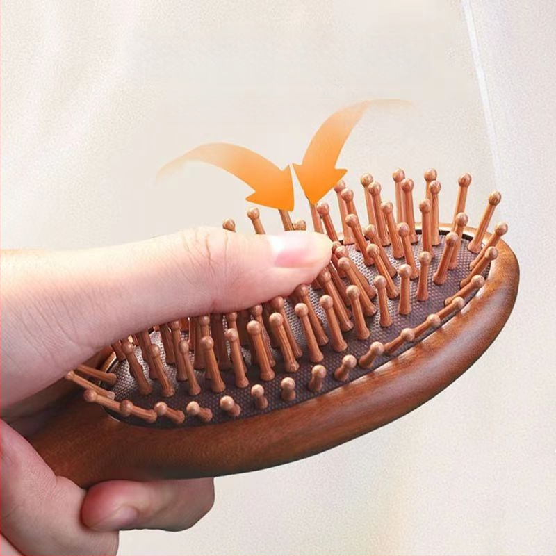 Szantálfából készült elliptikus alakú fésű, légpárnás masszázssal a fejbőrre és hajápolásra, hordozható