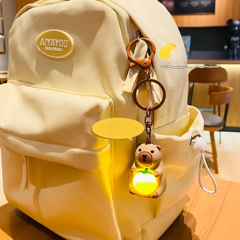 Pandantiv pentru chei cu lampă în formă de capybara îmbrățișând, din plastic, potrivit pentru 14+, brand Good Orange Music