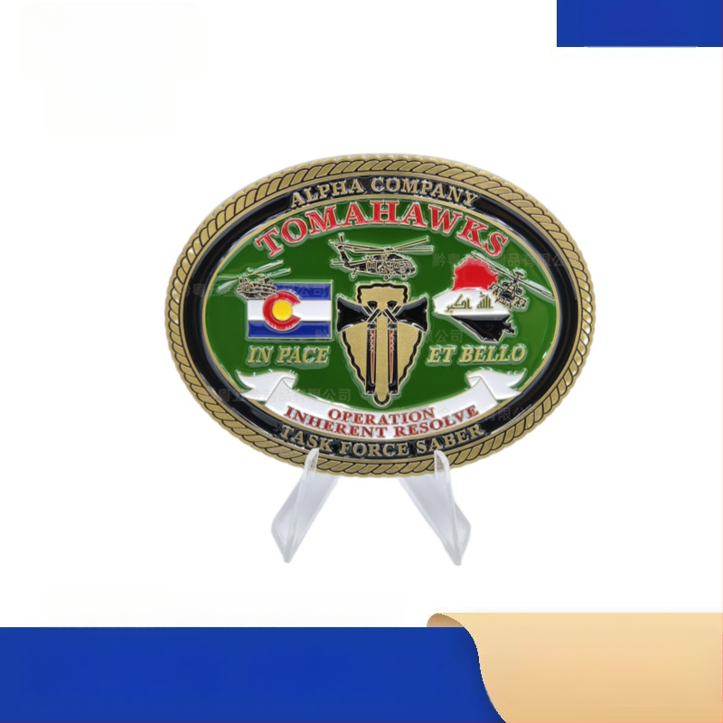 Férfi övcsat logóval, cink ötvözetből, ovális alak, sima csat, betűs mintával, nyár 2025 kiadás