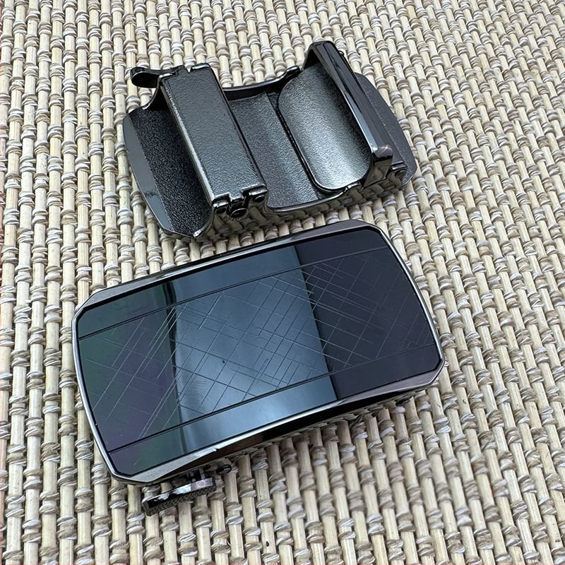 Automata csattal rendelkező öv – cinkötvözet, téglalap alakú csat, betűs mintázat, 2025 tavasza