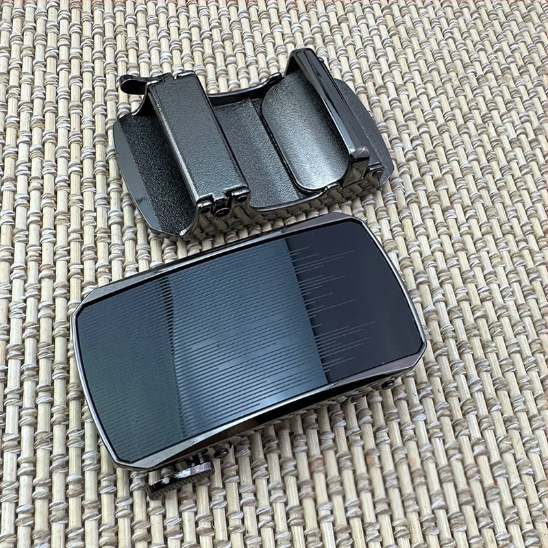 Automata csattal rendelkező öv – cinkötvözet, téglalap alakú csat, betűs mintázat, 2025 tavasza