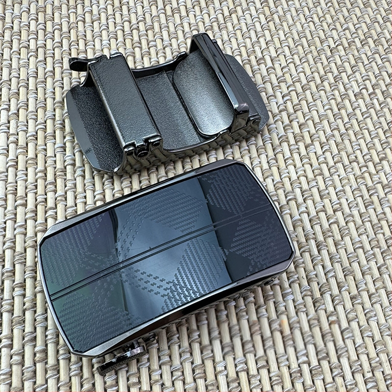 Automata csattal rendelkező öv – cinkötvözet, téglalap alakú csat, betűs mintázat, 2025 tavasza