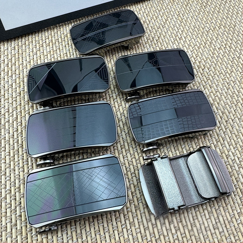 Automata csattal rendelkező öv – cinkötvözet, téglalap alakú csat, betűs mintázat, 2025 tavasza