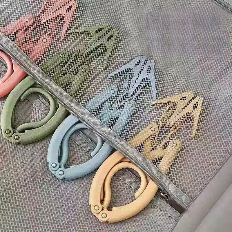 Ruhaakasztó klippel – teleszkópos, hordozható összecsukható ruhatartó (műanyag, 100% új anyag; ruhák, nadrágok és nyakkendők számára)