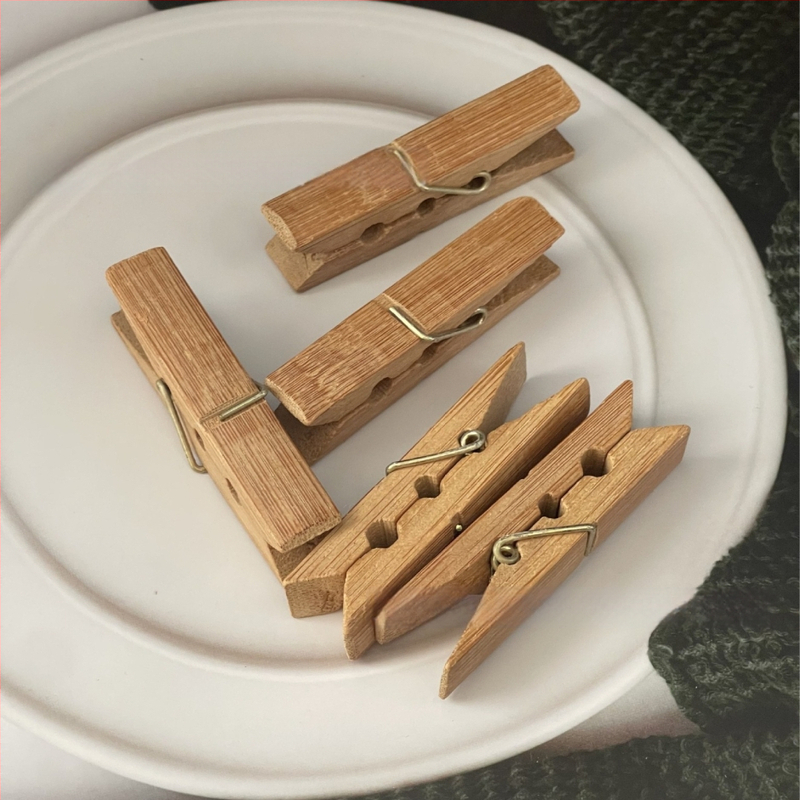 Szárító klip bambuszból, nagy karbonizált kivitel, fehérneműhöz, zoknikhoz és nyakkendőkhöz; súly kb. 224 g; 150 darabos doboz