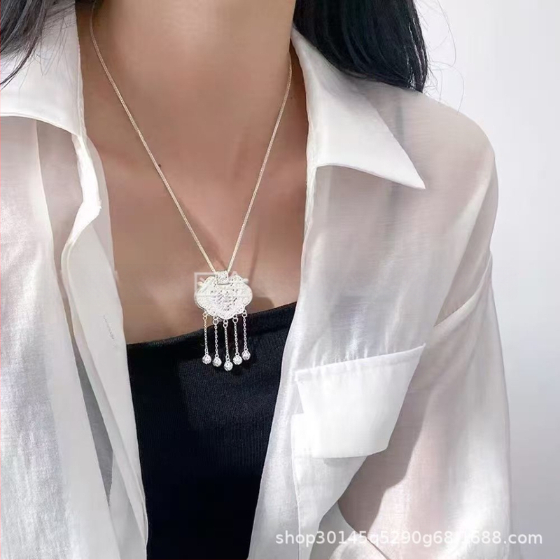 Medál sárkány- és főnix motívummal, tiszta ezüstből, középkori stílusban