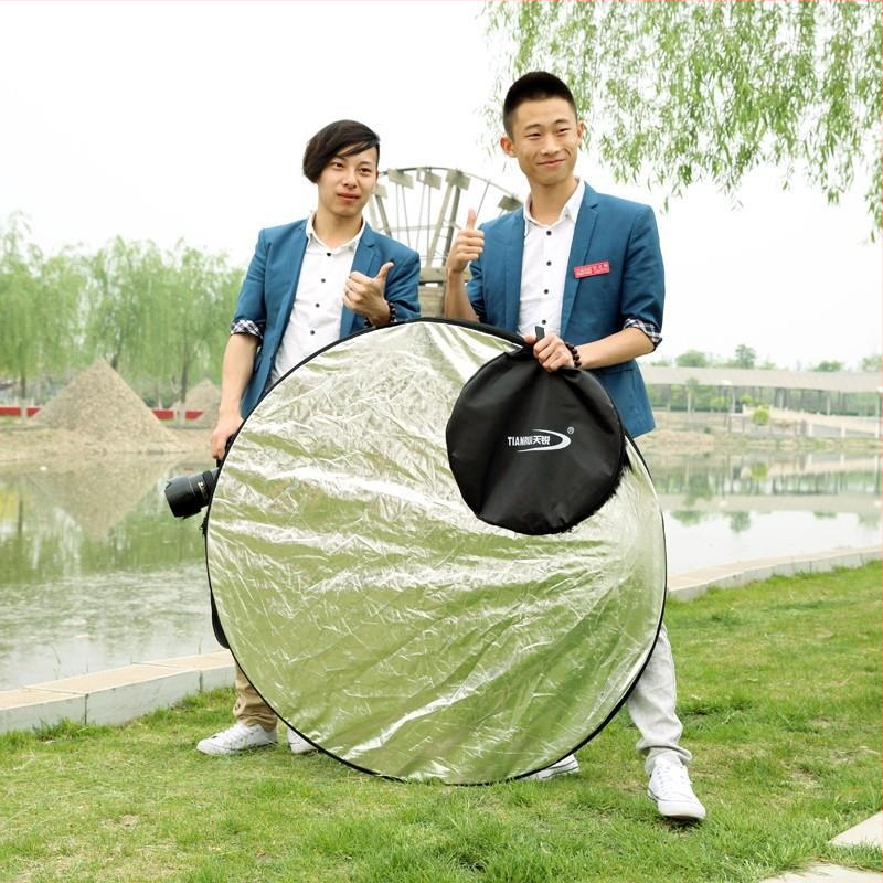 Πέντε σε ένα διπλής όψεως ανακλαστήρας, φορητός και εύχρηστος για επαγγελματική φωτογράφηση, κυκλικός, από ανακλαστικό ύφασμα.