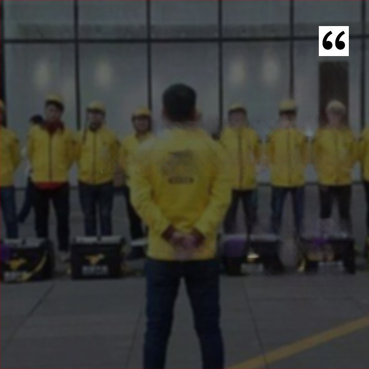 Uniszex sídzseki fehér lúd tollal, egyedi logóval, vízálló 8000mm, szélálló, bélés nélkül