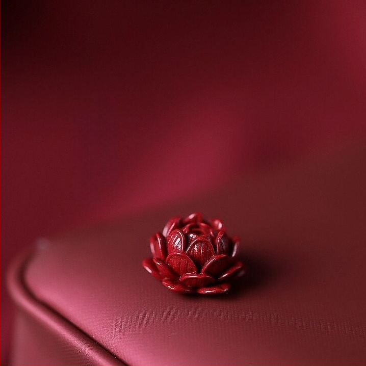 DIY бижутерски аксесоар – ключодържател от ръчно плетено въже, cinnabar, мотив лотос, етно стил, боядисано покритие