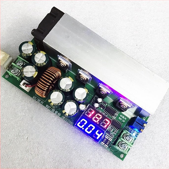DC-DC szabályozható buck konverter modul, bemenet 12–80V, 600W, CC/CV, napelemes LED meghajtó modul