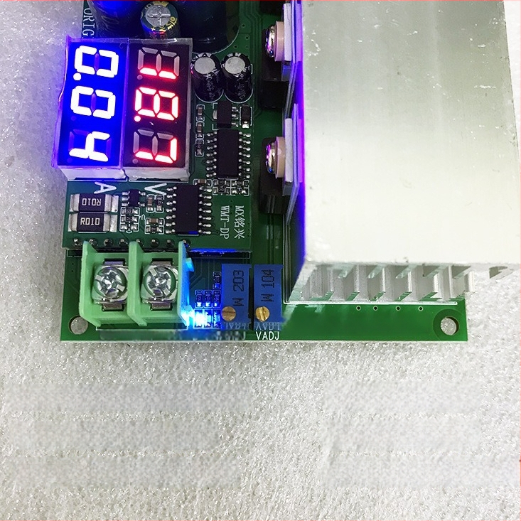 DC-DC szabályozható buck konverter modul, bemenet 12–80V, 600W, CC/CV, napelemes LED meghajtó modul