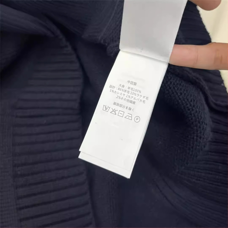 Ženski vuneni džemper s izvezenim likom crtani medvjedić, okrugli izrez, debelo pletenje, dugi rukavi