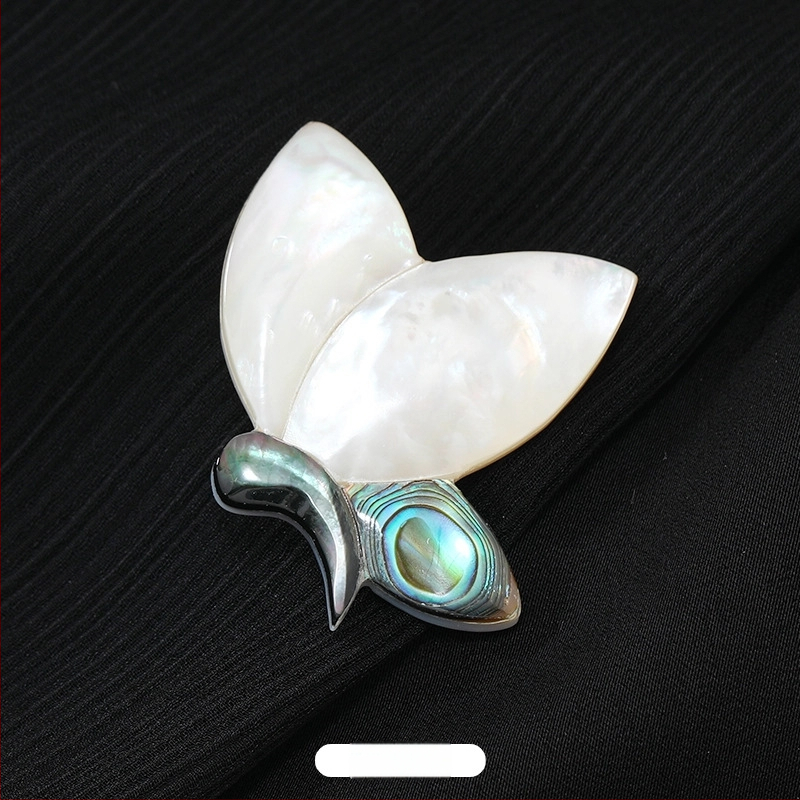 Broš naturaalse pärli – lille- ja liblika motiiv, originaalne disain, kuju bow-tie, naiste aksessuaar