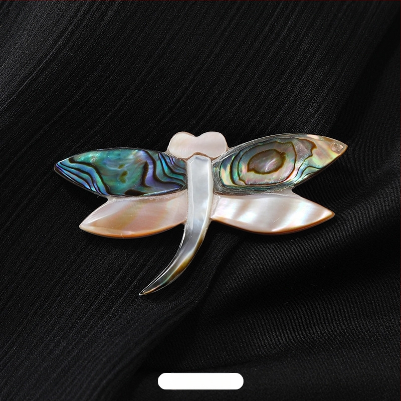 Broš naturaalse pärli – lille- ja liblika motiiv, originaalne disain, kuju bow-tie, naiste aksessuaar