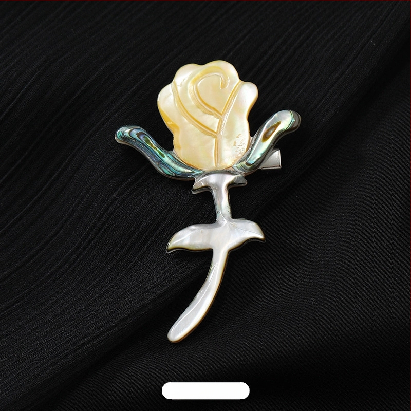 Broš naturaalse pärli – lille- ja liblika motiiv, originaalne disain, kuju bow-tie, naiste aksessuaar