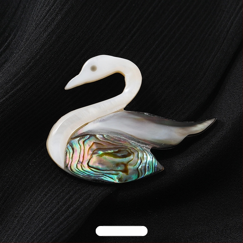 Broš naturaalse pärli – lille- ja liblika motiiv, originaalne disain, kuju bow-tie, naiste aksessuaar