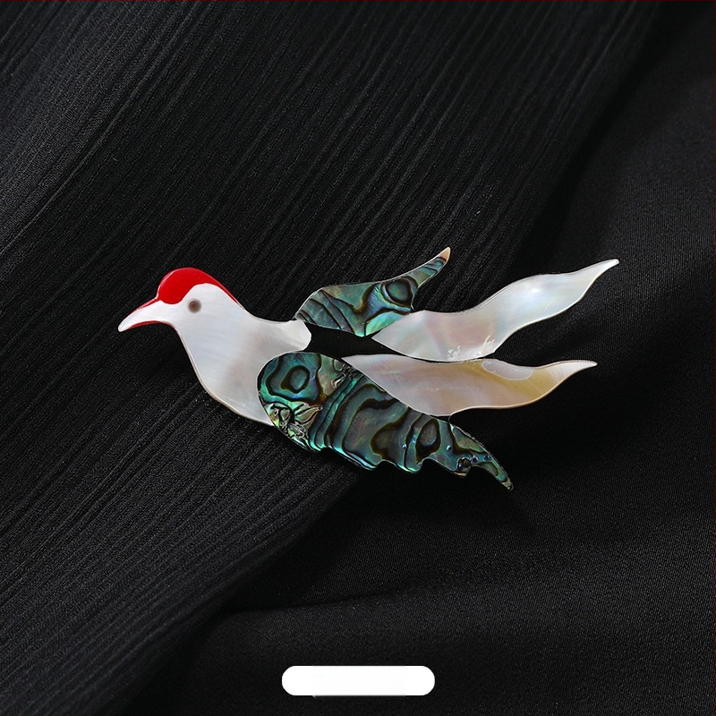 Broš naturaalse pärli – lille- ja liblika motiiv, originaalne disain, kuju bow-tie, naiste aksessuaar