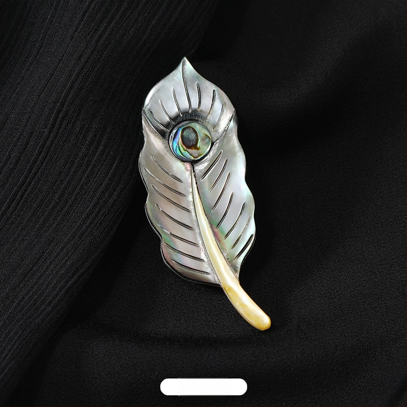 Broš naturaalse pärli – lille- ja liblika motiiv, originaalne disain, kuju bow-tie, naiste aksessuaar