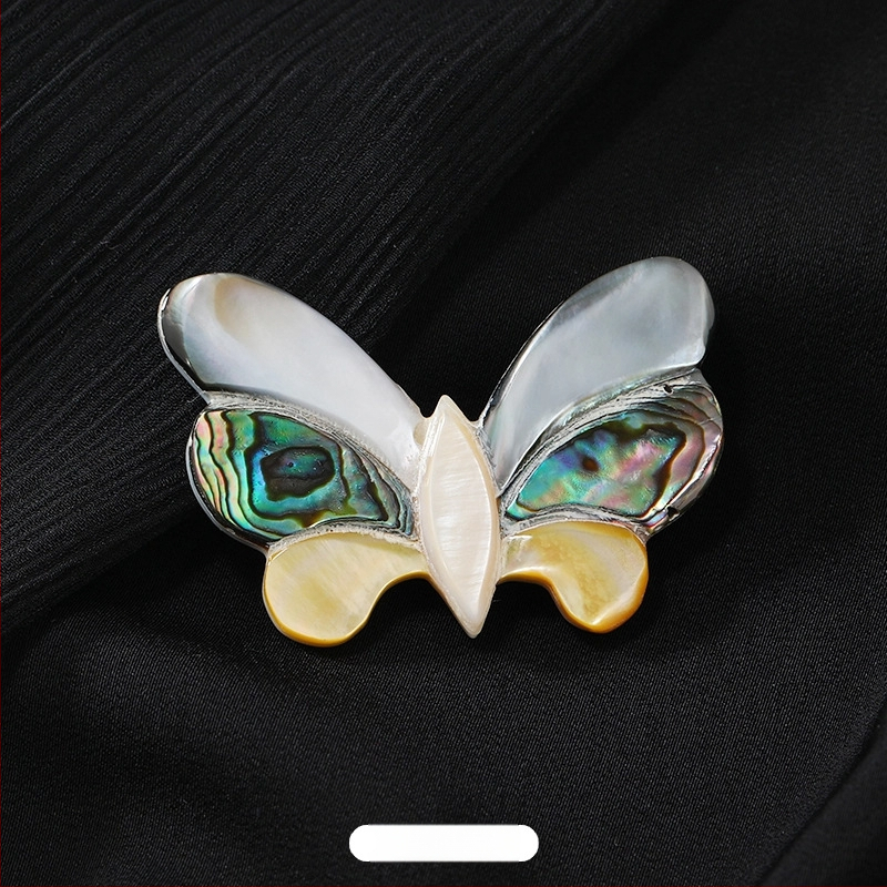Broš naturaalse pärli – lille- ja liblika motiiv, originaalne disain, kuju bow-tie, naiste aksessuaar