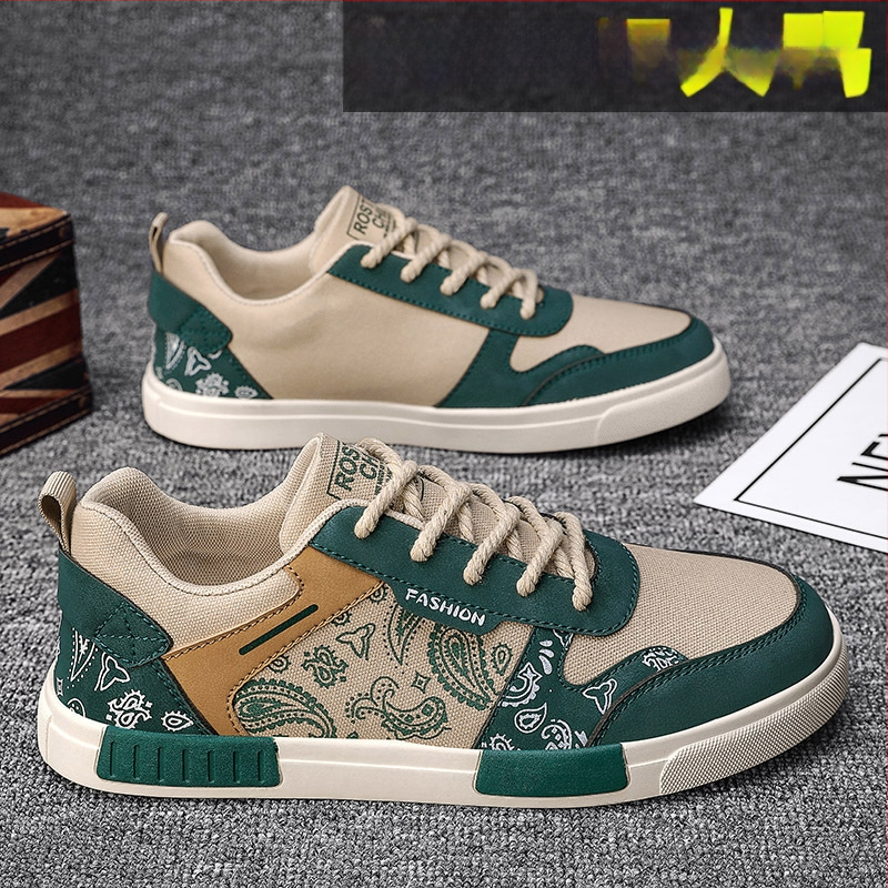 Sneakers bărbați | parte superioară din canvas, vârf rotund, închidere cu șireturi, talpă turnată prin injecție, model graffiti