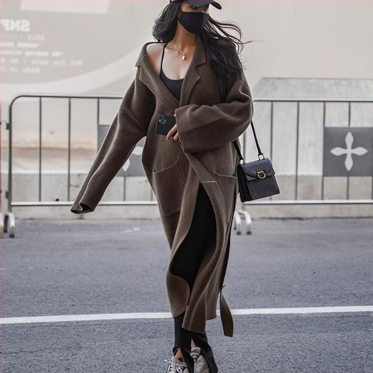 Ilgas megztas kardiganas su kostiumo tipo apykakle ir princesių rankovėmis, laisvas siluetas, TR audinys, PVC 50-70% turinys