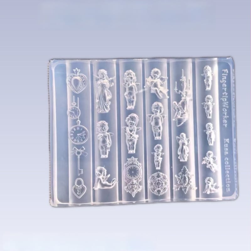 3D nagų formelė su motyvais: Mažasis Angeliukas, kišeninis laikrodis ir Meilės spyna; medžiaga: derva; reljefinis raštas; tinkama įprastam naudojimui