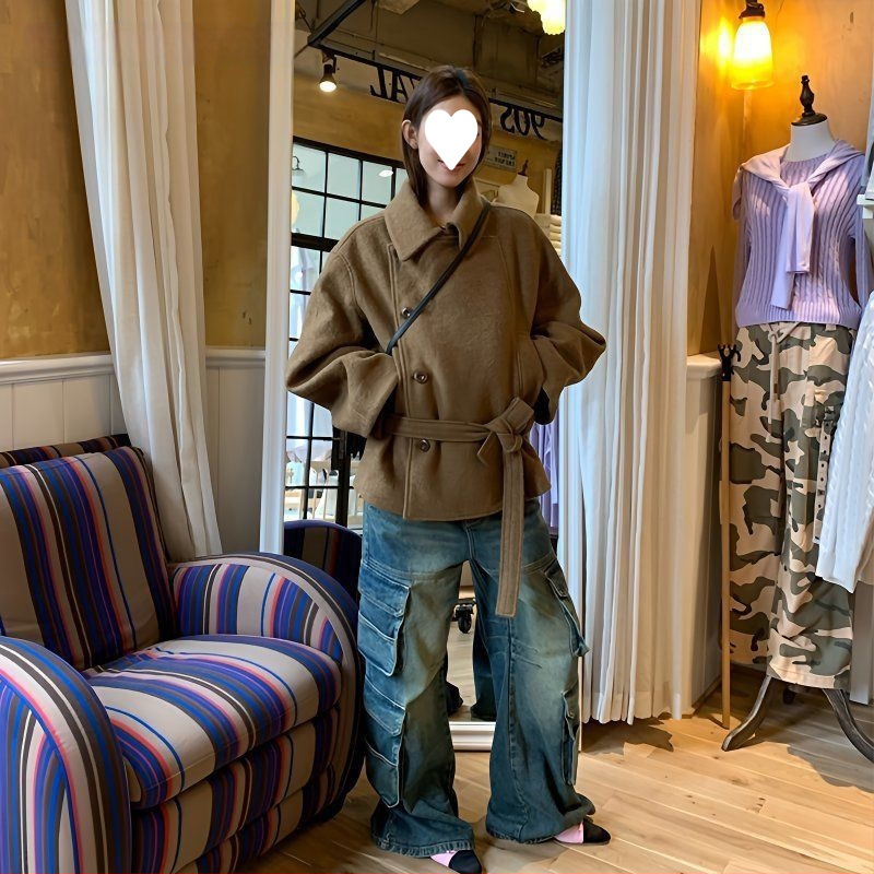 Īss sievietes poliestera mēteļa jaka ar šalles apkakli, asimetriska griezuma, pogas un kabatas, garas piedurknes