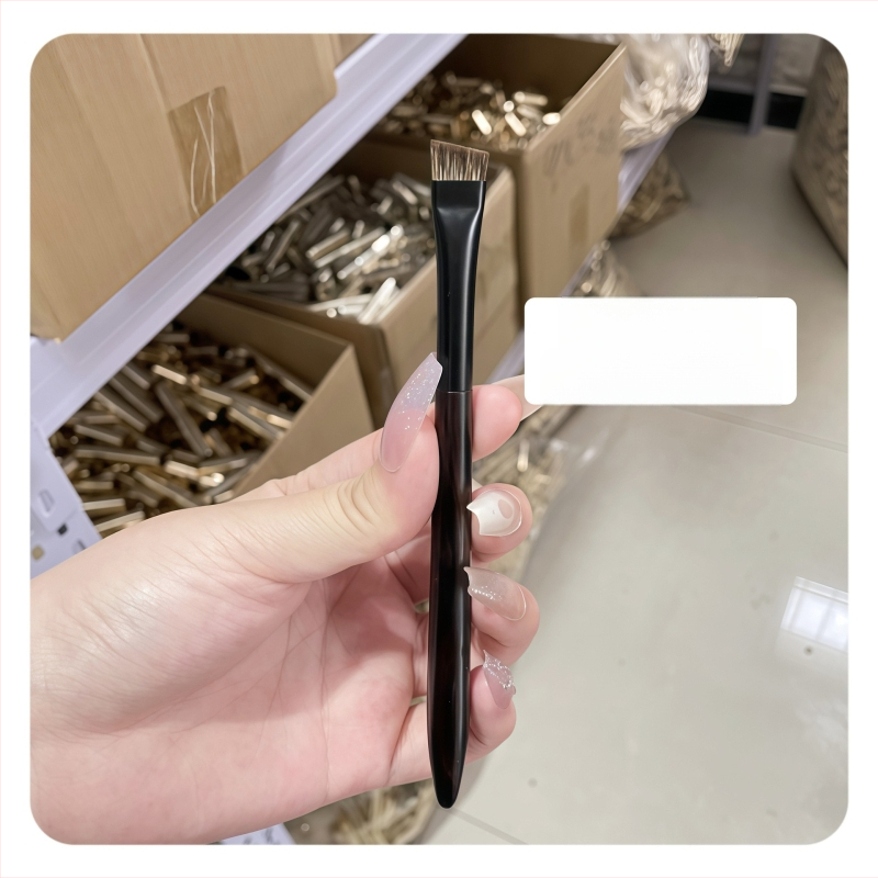 Наклонена четка за вежди с козина от енот, ебонова дръжка, дълга дръжка, единична опаковка