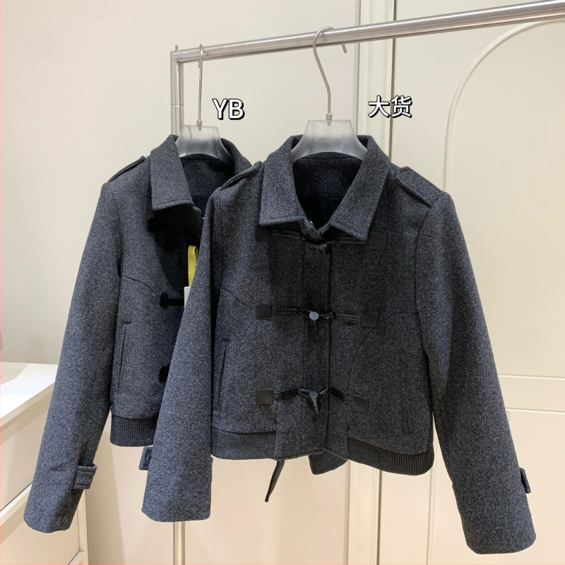 Īsa jaka no kokvilnas un kapoka maisījumuma, 5/4 piedurknes, vienkārša priekšējā aizdare ar pogām, augsts viduklis, ziemas 2025