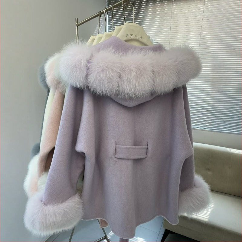 Sievietēm divpusīgs vilnas mētelis ar kapuci, vidēja garuma, kabatās lapsu kažokāde, priekšējais šņorējums