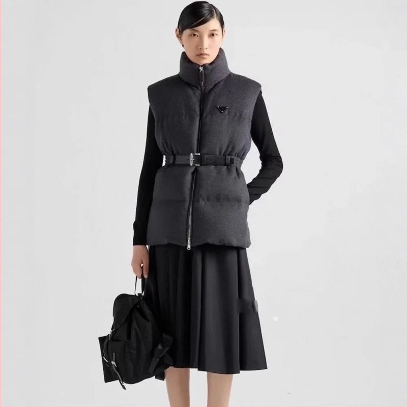 Γυναικείο γιλέκο από μαλλί με γέμισμα από λευκά πούπουλα, διακοσμητικό τρίγωνο λογότυπο, κομψή μέση, σταθερός γιακάς, μπροστινό φερμουάρ, χειμερινή συλλογή 2024