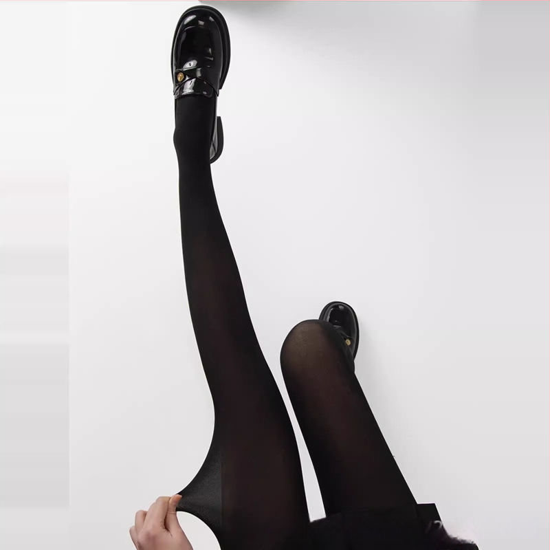 Veluurne nailonist sukkpüksid, õhukesed, tõstavad tuharad ja kujundavad silueti, 70–80% nailoni