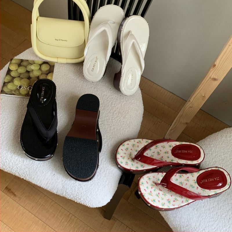 Sieviešu augstā sandaļu ar apaļu purnu, krāsu blokēts rivet detaļa, atvērts pirksts, herringbone raksts — Augšējais materiāls: Super fiber; Iekšējais materiāls: PU; Zole: Gumija; Zoles biezums: 3–5 cm