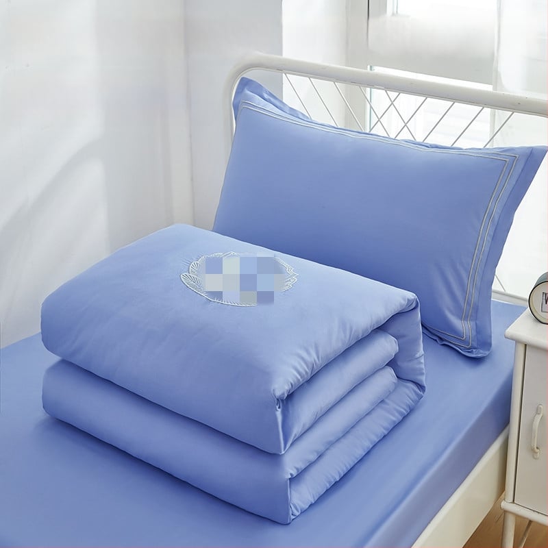 Poliesterio–medvilnės satino trijų dalių patalynės komplektas su reaktyviu spausdinimu ir dažymu, vientisas raštas, studentų bendrabutis