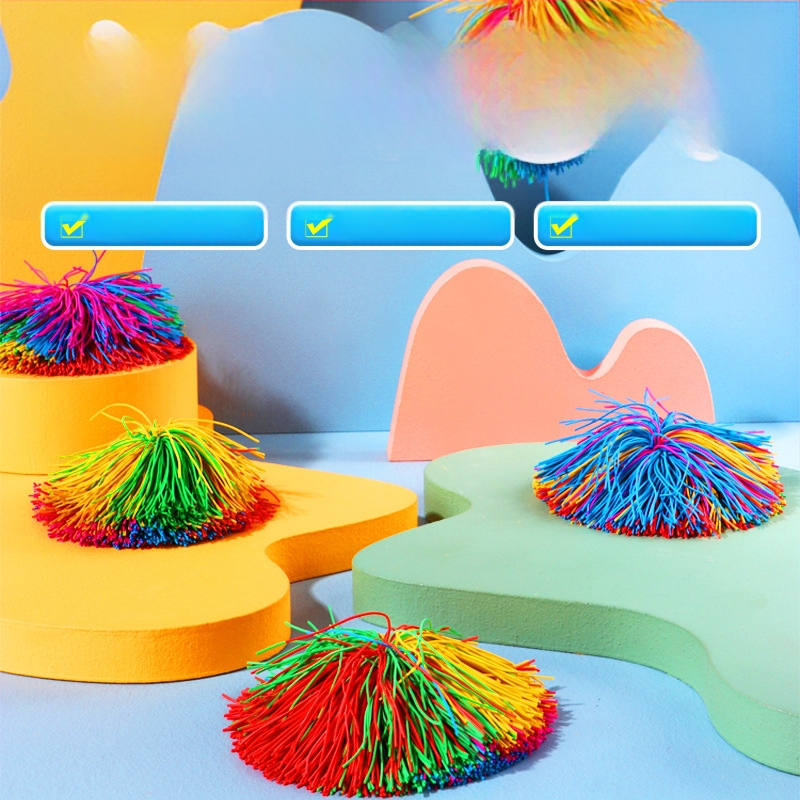 Smėlio maišelio žaislas sensoriniam treniravimui, plastikinė konstrukcija su gumine kamuole, skatina jutimą ir rankos-akies koordinaciją; tinkamas 15–35 metų jaunimui; 14+ žaislas.