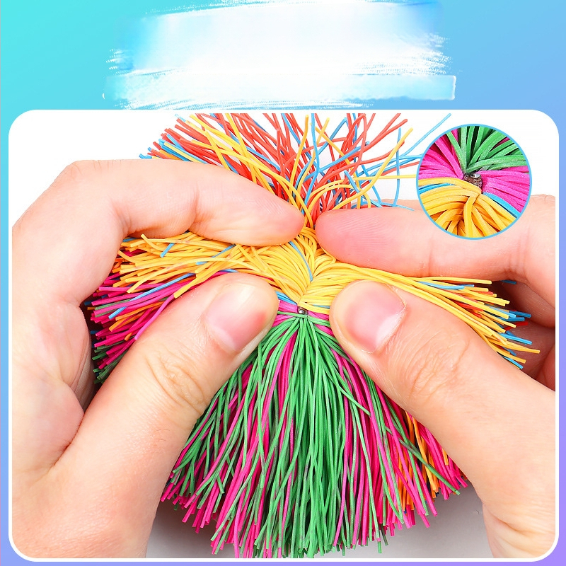 Smėlio maišelio žaislas sensoriniam treniravimui, plastikinė konstrukcija su gumine kamuole, skatina jutimą ir rankos-akies koordinaciją; tinkamas 15–35 metų jaunimui; 14+ žaislas.