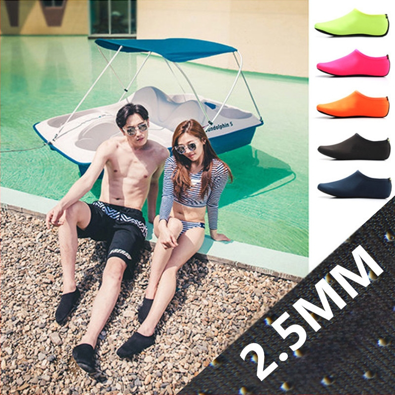 Nylon búvár zokni, vágásvédő, csúszásmentes pöttyös talppal, snorkelzéshez és a tengerparton való használatra