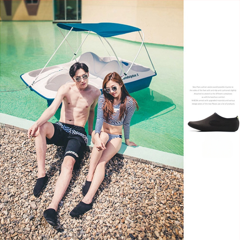 Nylon búvár zokni, vágásvédő, csúszásmentes pöttyös talppal, snorkelzéshez és a tengerparton való használatra