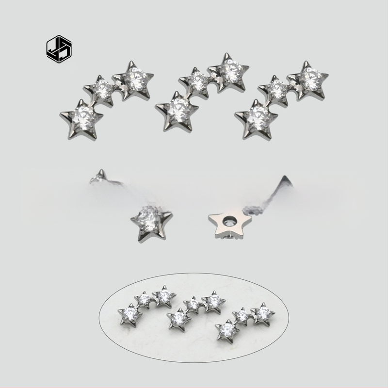 Обеци за ухо: звездообразни, унисекс; титанов сплав имплантен клас (ASTM F-136); циркон бял; диамантно полирани