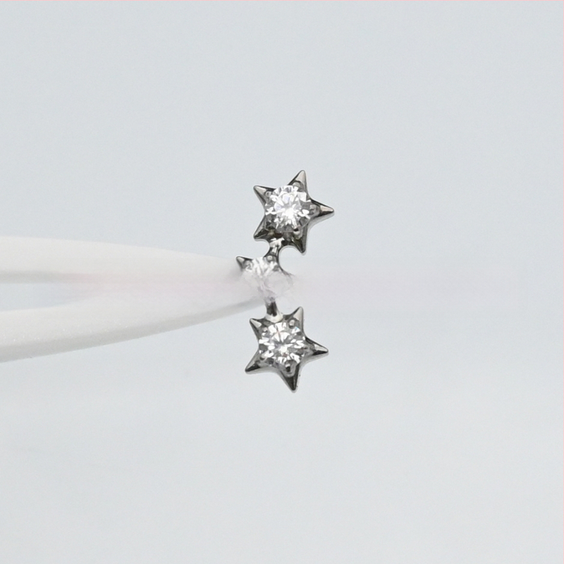 Обеци за ухо: звездообразни, унисекс; титанов сплав имплантен клас (ASTM F-136); циркон бял; диамантно полирани