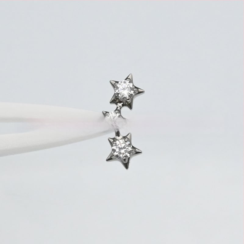 Обеци за ухо: звездообразни, унисекс; титанов сплав имплантен клас (ASTM F-136); циркон бял; диамантно полирани
