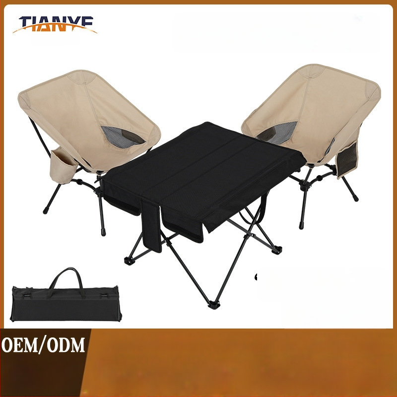 Háromrészetes kültéri összecsukható asztal és székszett vascső vázban, tartalmaz egy asztalt és két négyzet alakú széket, méretek 55×54×65 cm, összecsukható