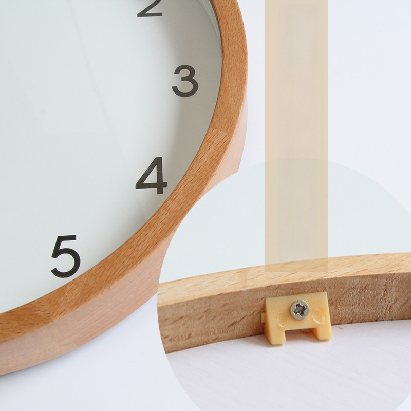 Accesoriu din lemn pentru ceas de perete, cu închizător superior din spate; include clemă din plastic și șurub de fixare