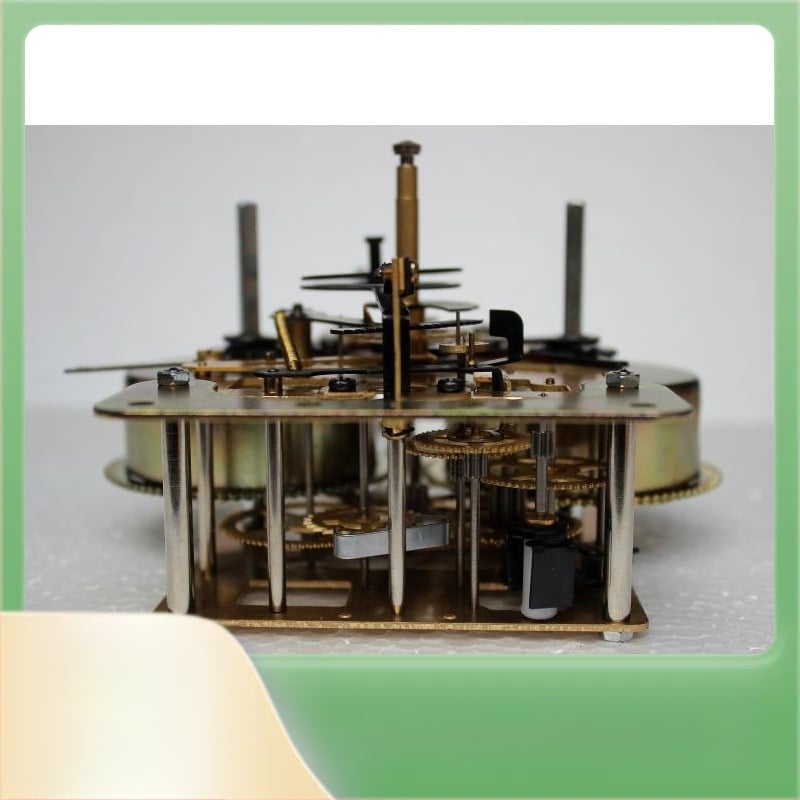 Stalo laikrodis su mechanine pavara, Polar Star mechanizmas, metalinis korpusas, metalinis ciferblatas, analoginis rodiklis