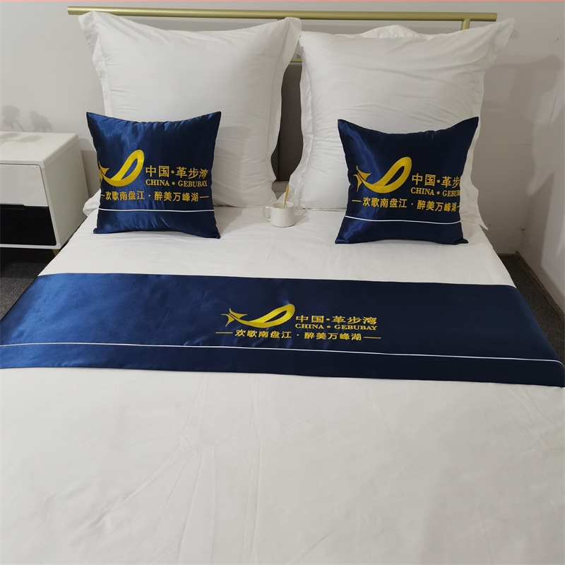 Išsiuvinėta logotipo lovos pabaigos rankšluostis – poliesterio satino blizgi paviršius, šiuolaikiškas minimalistinis stilius, galimas logotipo spausdinimas, prekės nr. 715, individualus apdorojimas