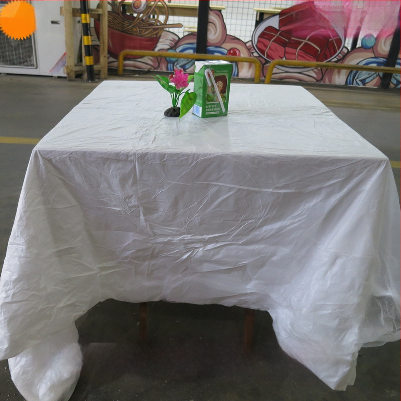 Egyszer használatos négyzet alakú műanyag asztalterítő, vastagított szaténhatás, vastagság 1, csomagolás 100 darab, catering, éttermek és szállodák számára